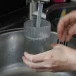 Крупный кризис в селе Токуз: из кранов течёт чёрная вода с неприятным запахом