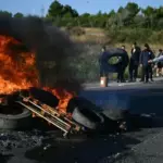 Рыбаки Франция жут баррикады: протесты против цен на топливо охватили юг страны